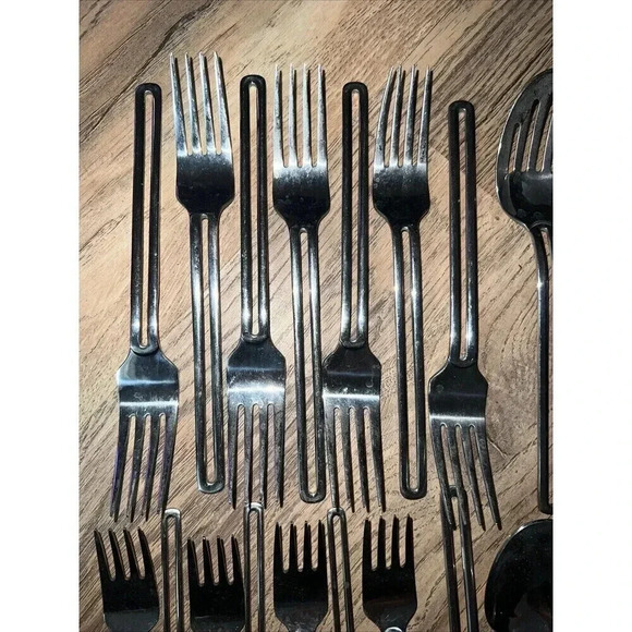 TOWLE NORDIC 18/10 STAINLESS FLATWARE - 34 PIECES Lot Table Of 6 Set - Picture 3 of 9